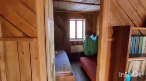 дом и бруса лиственницы в сосновом лесу на берегу реки