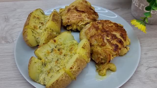 Куриные бедрышки с фаршированным картофелем, запеченным в духовке_ простые идеи для обеда или ужина