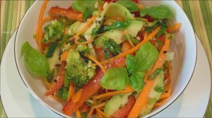 Овощной детокс салат с авокадо и грецким орехом