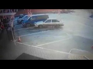 Авария  на стоянке в первый день после Нового года. #машина #авария #crash