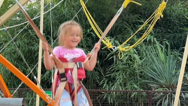 Аттракцион "Детский батут" парк Ривьера г. Сочи смотреть онлайн