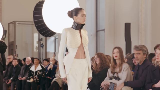 Показ коллекции Schiaparelli Haute Couture весна-лето 2025