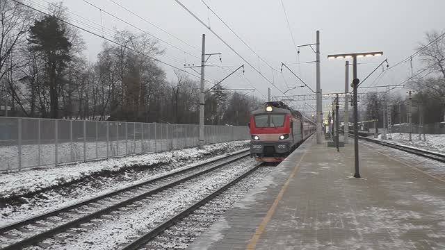 Электровоз ЭП20-075 (ТЧЭ-6) со скорым поездом "Двухэтажный состав" №025Г Ижевск - Москва.