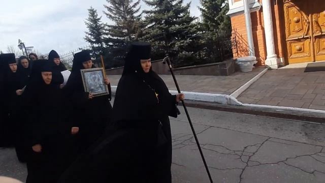 МОНАСТЫРСКАЯ ТРАДИЦИЯ: СЕСТРЫ ПРОВОЖАЮТ НОВОПОСТРИЖЕННУЮ ИНОКИНЮ В КЕЛИЮ