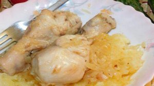 Куриные голени, тушеные с луком