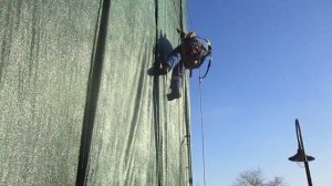 Высотный монтаж сетки промышленными альпинистами