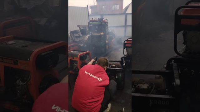 Дизельный генератор совсем чуточку дымит, слегка прям!!!🤣🤣🤣