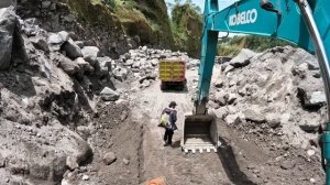 Строительство, экскаватор копает песок