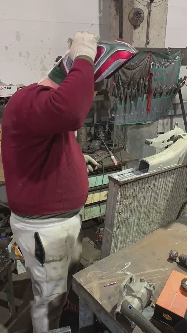 Сварка ремонт интеркуллера !
Один кабан сломал Другой чинит 