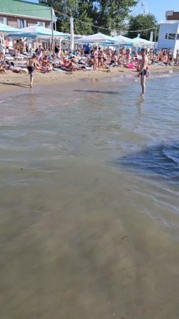 #Анапа на песчаном пляже во вторник 6 августа. Теплая погода и взвесь песка в море. Много людей.