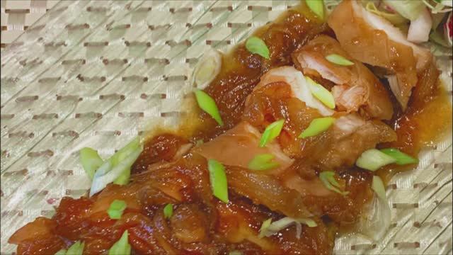 Адобо из курицы с карамелизированным луком