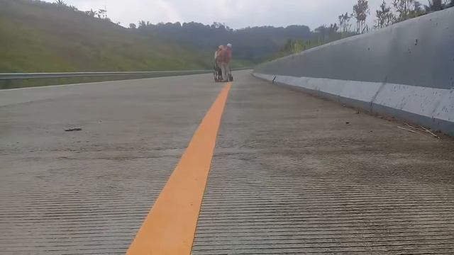 cat marka jalan Lotus juara satu di jalan tol sumedang bandung joosss... смотреть онлайн