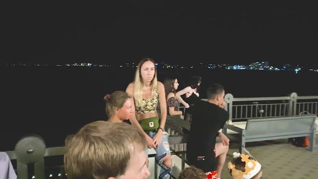 Летние развлечения отдыхающих в Анапе на Набережной: фаершоу, барабанщик, круговая видеосъёмка танца