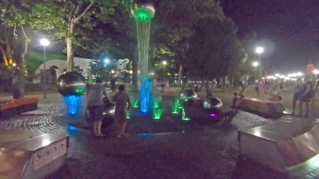 Вечерняя Анапа глазами отдыхающих. Традиционно много народу. Набережная Анапы летом вечером.