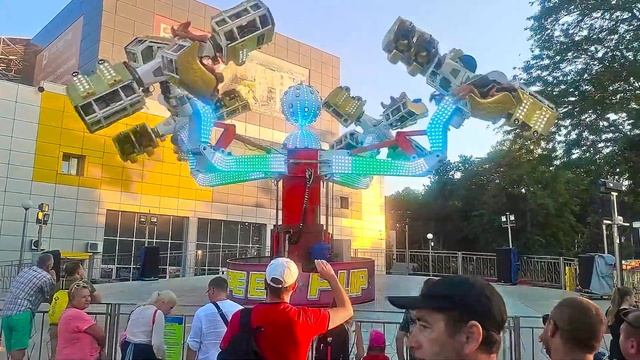 Вечерняя прогулка по центру летней Анапы. Что обычно творится в городе курорте Анапа летом вечером.