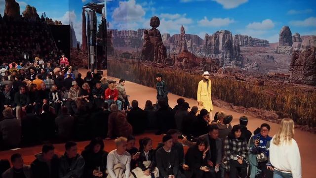 Показ мужской коллекции Louis Vuitton осень-зима 2024-2025