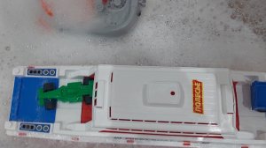 Максим купается с паромом