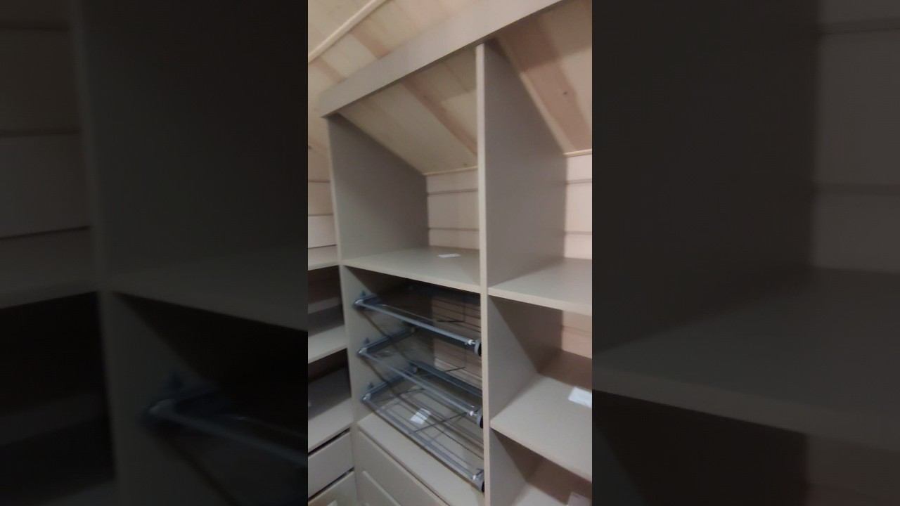 Гардеробная под скатной крышей. #мебельназаказ #мебельнедорого #скатнаякрышамебель #скатнаякрыша
