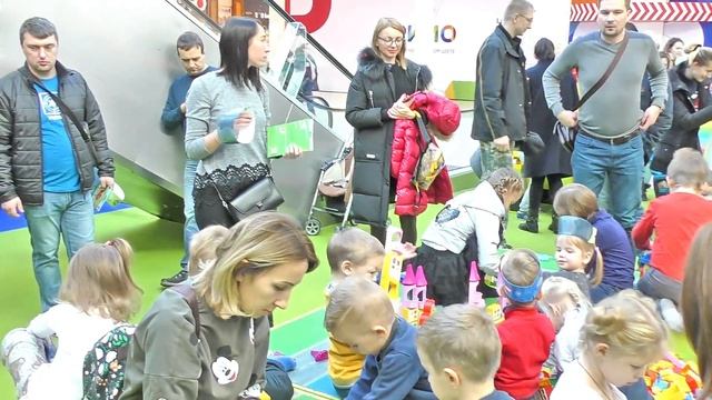 Детское мероприятие Lego weekend в ТРЦ РИО (Москва, Дмитровское шоссе). Артем играет в конструктор.