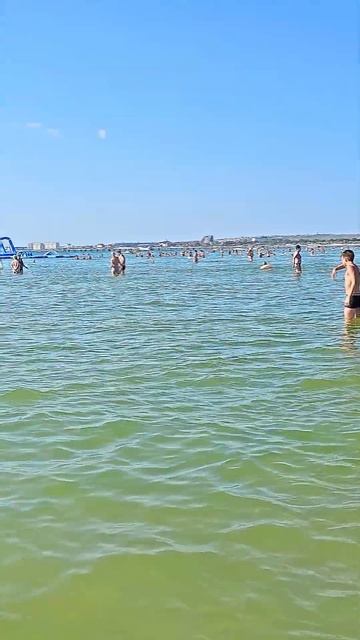 Анапа море и пляж 20 июня 2023 г. Потепление в Анапе, в море начинают появляться водоросли (камка).