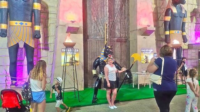 Город курорт Анапа вечером vlog. Улица Горького, парк аттракционов, прыганье на резинке, шаурма шоу.