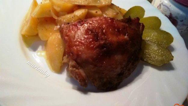Запеченные куриные бёдрышки с картофелем в пакете