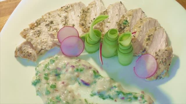 Куриная грудка в белом соусе с травами