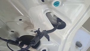 Ремонт проводки жгута заднего багажника Tesla model 3.