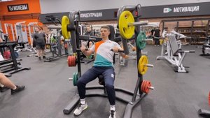 Упражнение жим перед собой