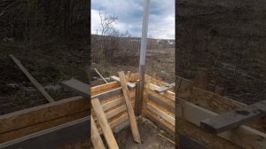 Собрали опалубку под монолитный забор