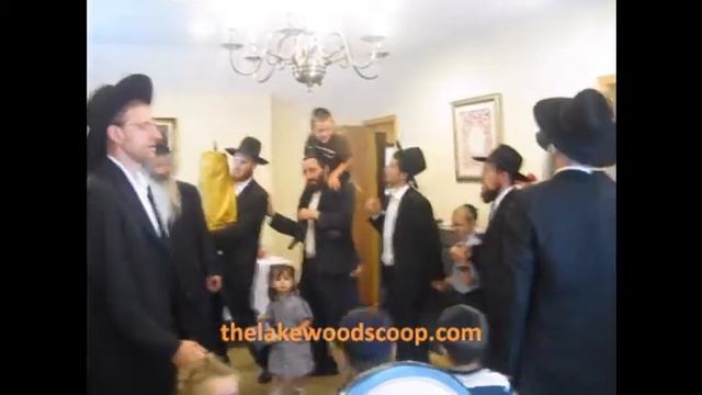 Hachnosas Sefer Torah Woodlake Manor смотреть онлайн