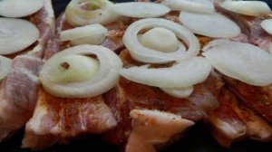 Запеченное мясо на косточке под шубой