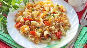 Макароны с куриным фаршем и овощами в мультиварке