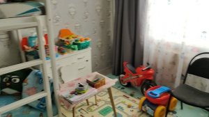 играем в игрушки в детской комнате