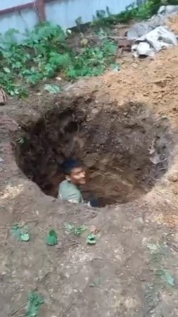 Вырыли большую яму под что-то?