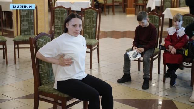 Будущие родители Мирного соревновались в пеленании детей на скорость
