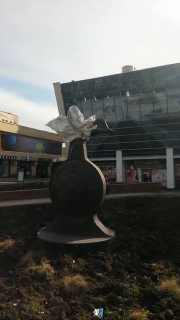 Жанровая скульптура Мальчик-наездник до сих пор замотан мешковиной возле ТД Арбат-Абсолют 8-ого Мая