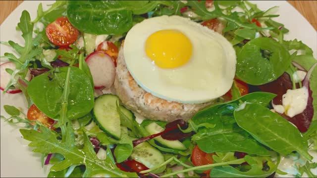 Рубленный бифштекс с яйцом, овощами и чесночным соусом
