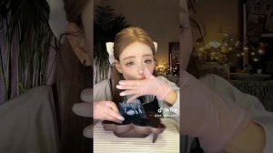 Грызёт ледяного мишку с голубой водой внутри!