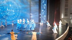 течет река волга