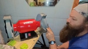 затачиваю токарные резцы по дереву без приспособлений и девайсов просто руками на наждаке абразивом