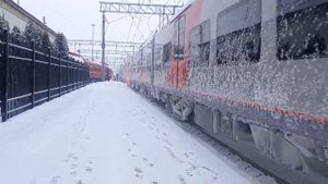 Ласточка ЭС2ГП сообщением Курск - Москва прибывает в Тулу