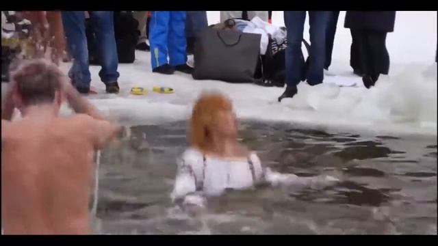Beautiful girls / bathing in the ice hole / Ala Pantyhose смотреть онлайн