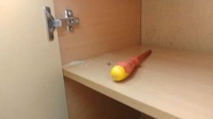 Вырвало петли из шкафа ремонт хитрым способом