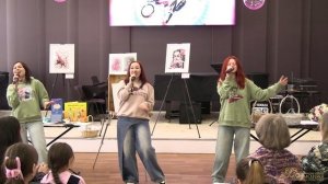 Солистки вокального коллектива «FORTE-PRANA» и художник-помадист Ксения Фёдорова