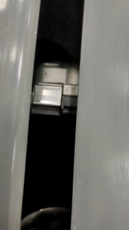 Новый капот задевает дроссель