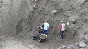 Строительство, шахтёры собирают песок