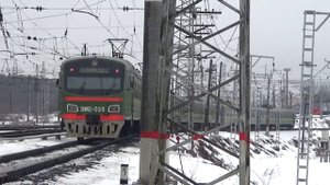 Простывший зимой электропоезд ЭМ2-028 приветливо гудит