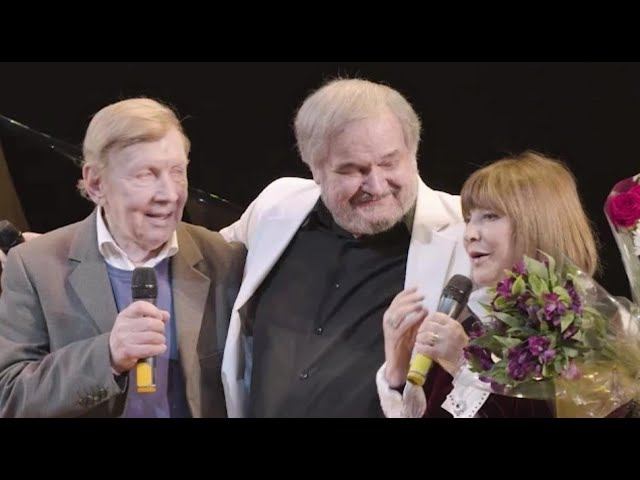 Композитора Евгения Бедненко поздравляют Наталья Варлей и Юрий Чернов.