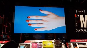 Магазин итальянской косметики "Wycon Cosmetics" на виа Толедо . Неаполь . Италия.